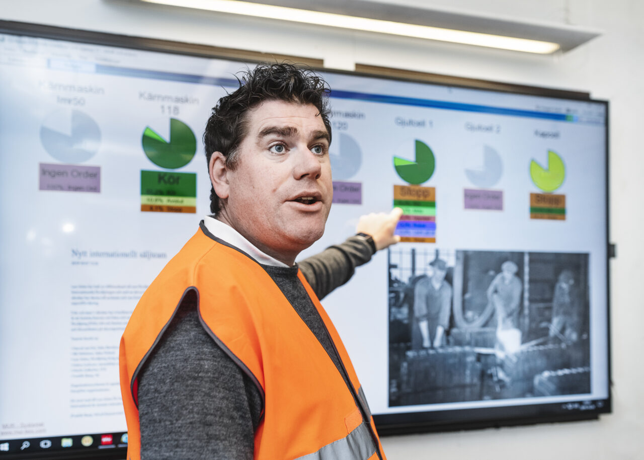 Johan Edbom på FM Mattsson Mora Group framför en bildskärm som visar produktions­uppföljning i realtid med MUR-systemet.